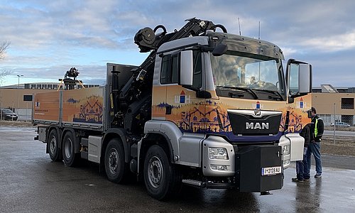 Silber und orangefarbener Würth Hochenburger LKW 